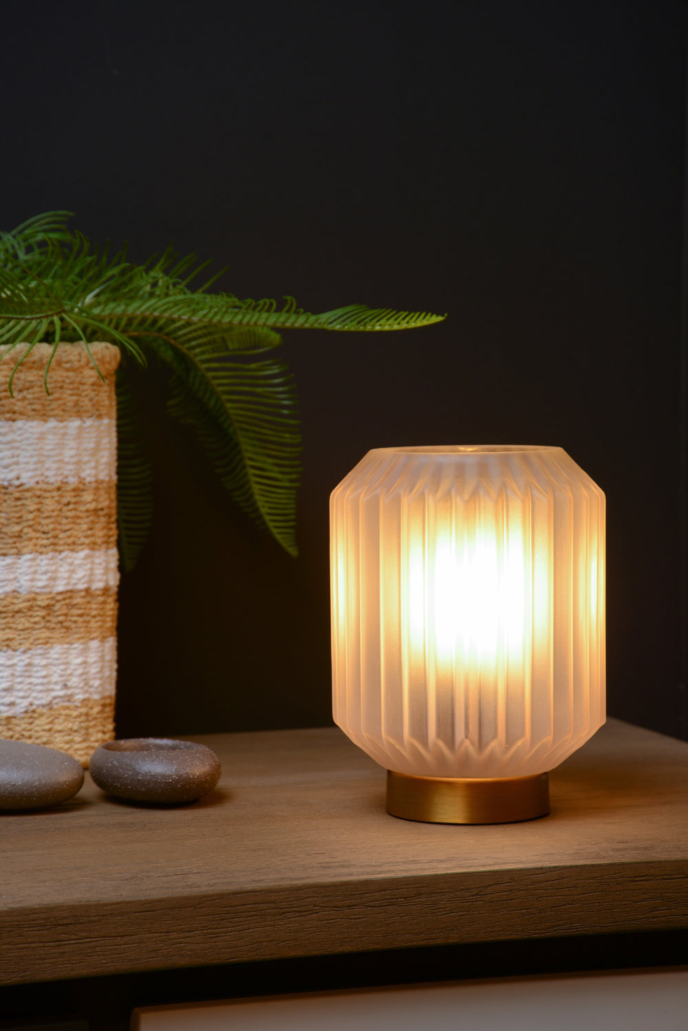 Lampada da tavolo Lucide SUENO Ø13cm attacco E14 Vetro bianco con base in acciaio dorato design moderno da interno IP20